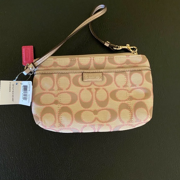 ❌❌ SOLD ❌❌ Coach light khaki and gold Wristlet NWT never worn, tag attached - Picture 2 of 6